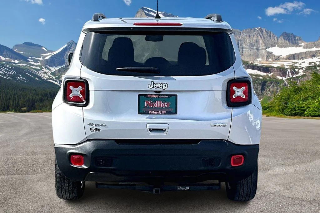Used 2021 Silver Jeep Latitude image 4