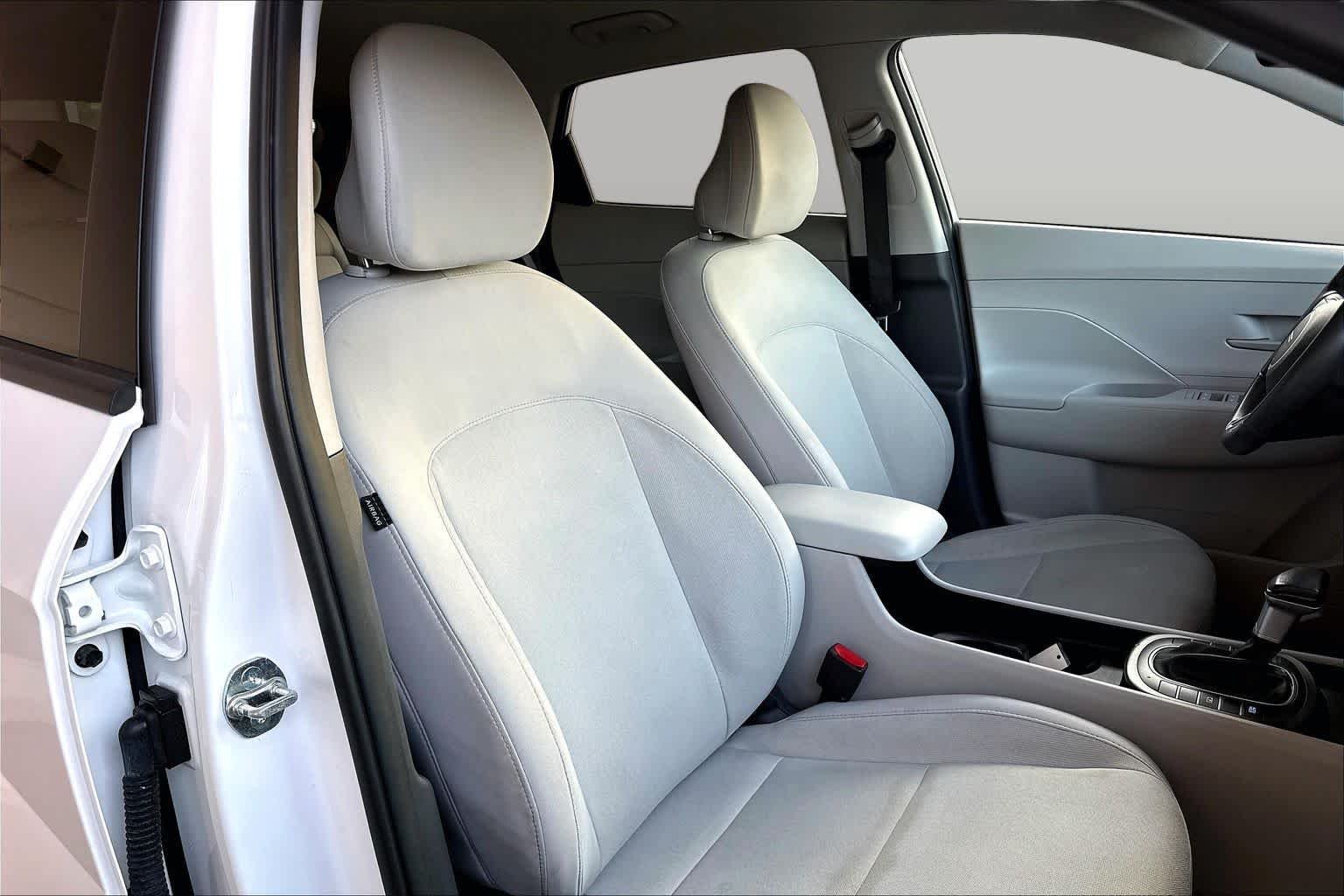 Used 2025 Atlas White Hyundai SEL image 9