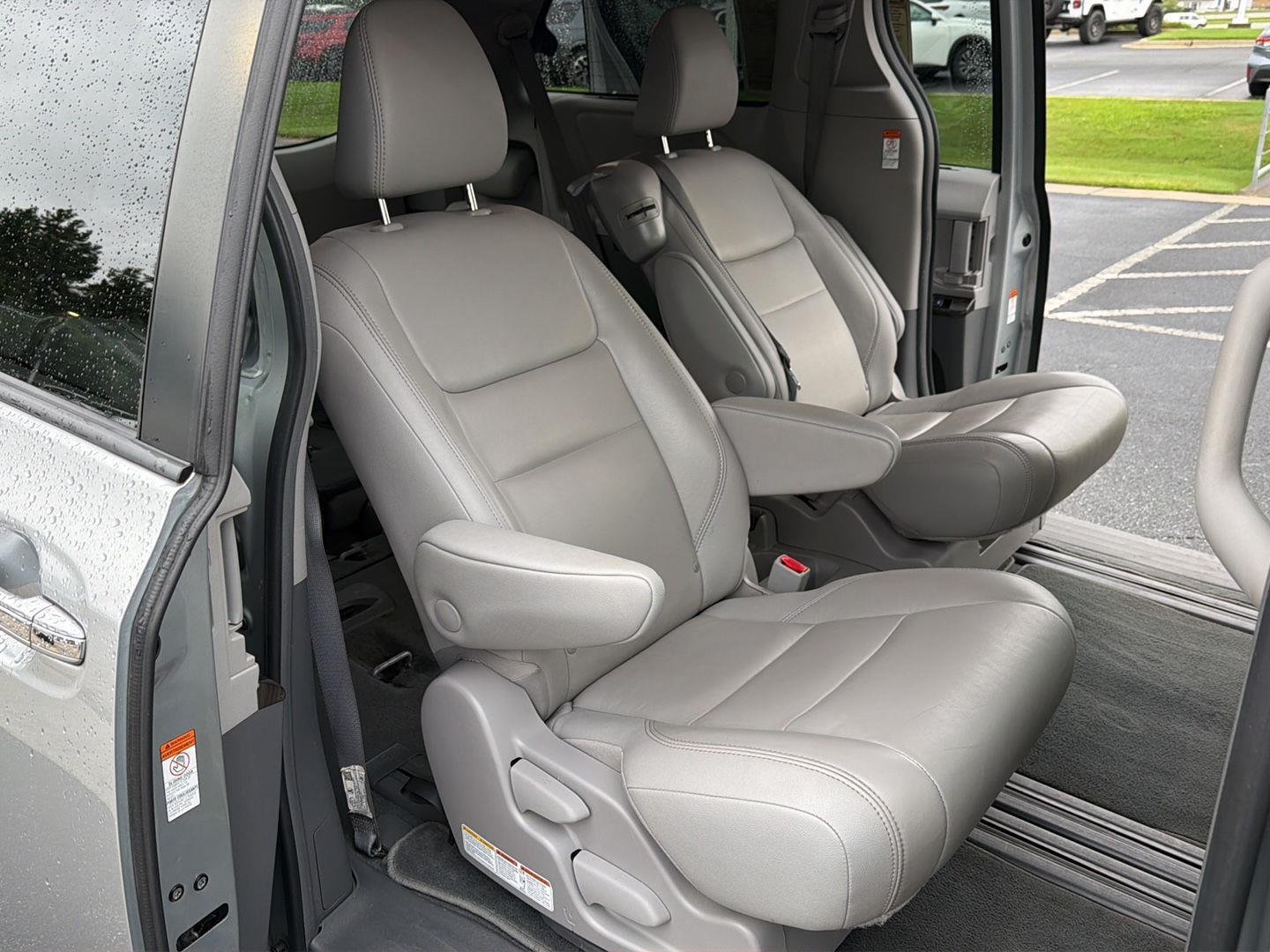 Used 2019 Celestial Silver Metallic Toyota XLE Premium 8-Passenger image 14