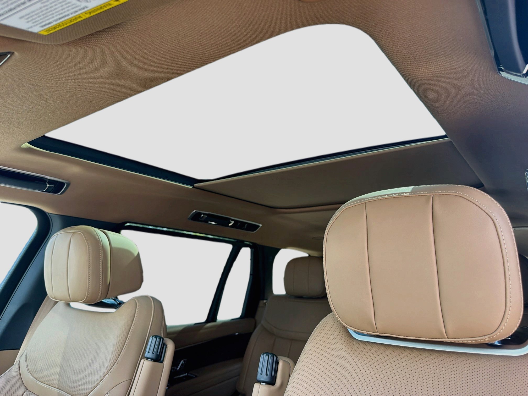 New 2027 Fuji White Land Rover SE image 27