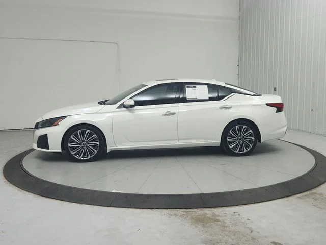 Used 2024 White Nissan 2.5 SL image 5
