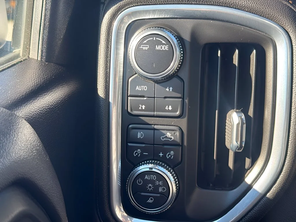Used 2022 White GMC AT4 image 21