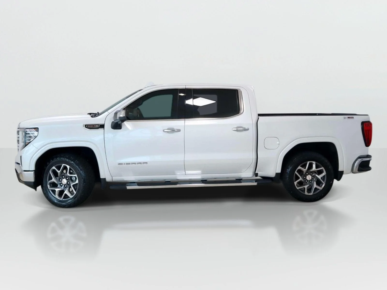 Used 2022 White Frost Tricoat GMC SLT image 2