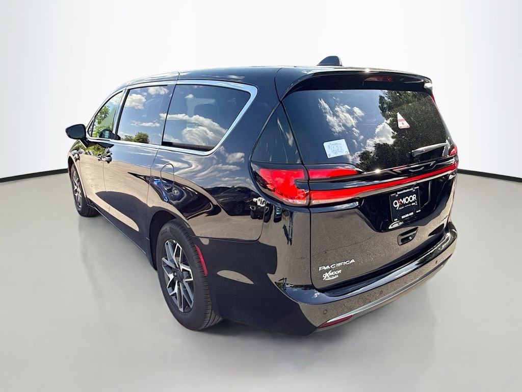 New 2027 Diamond Black Crystal Pearl-Coat Exterior Paint Chrysler Limited image 6
