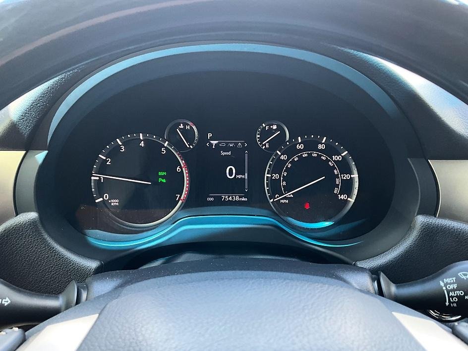 Used 2020 White Lexus 460 image 17