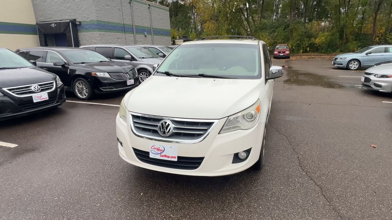 2010 Volkswagen Routan SEL Premium photo 3