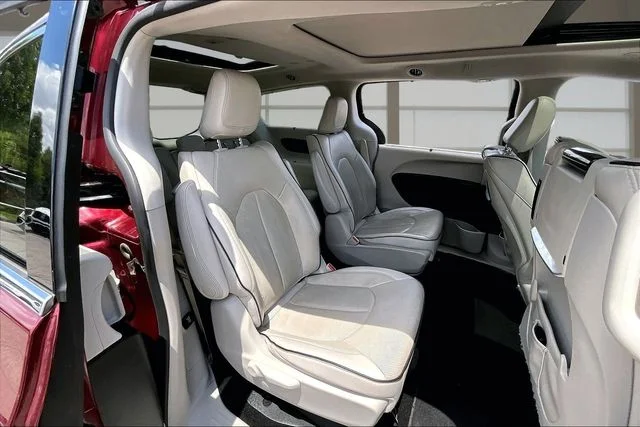 Used 2018 Red Chrysler Limited image 27