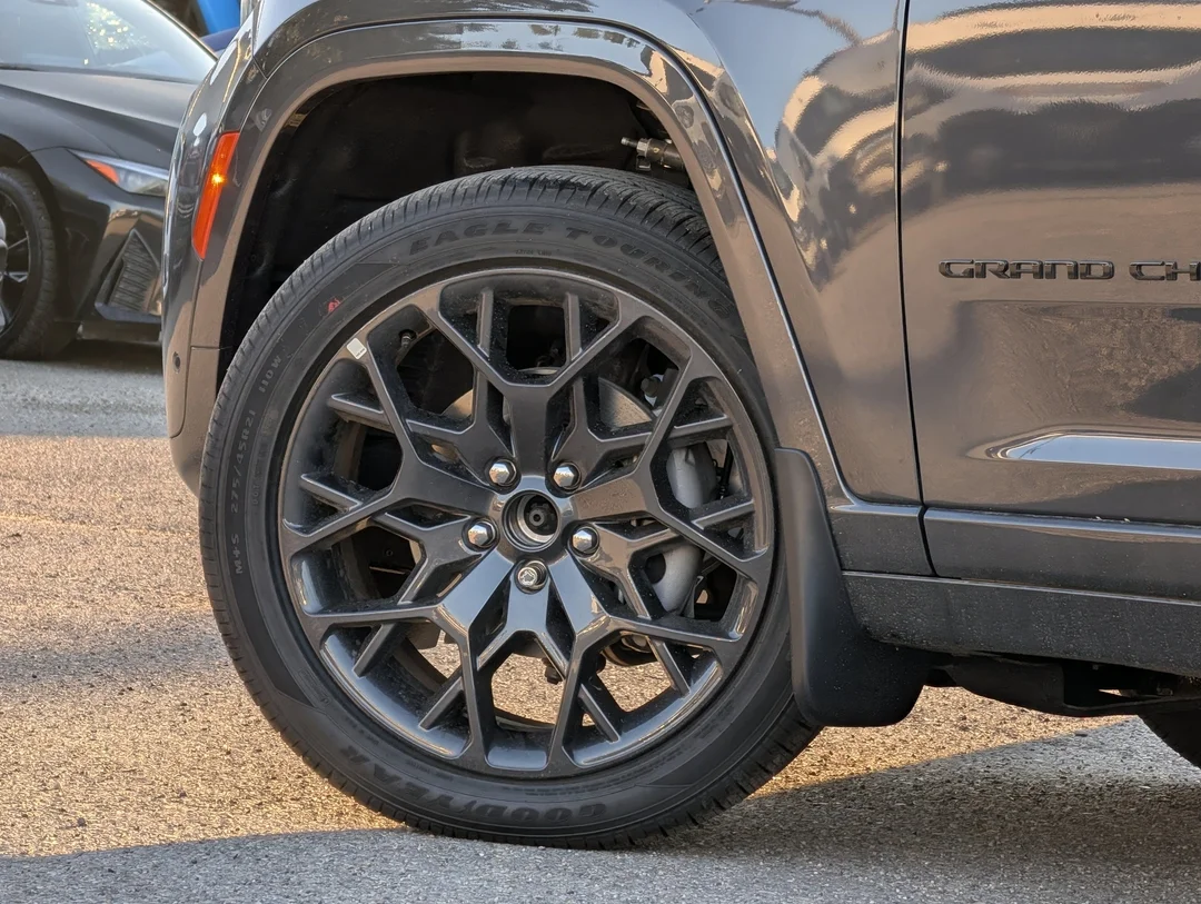 New 2026 Grey Jeep Summit - - 4x4 - Advanced ProTech Group IV - Palermo Leather Seats - Head-Up Display & More! image 9