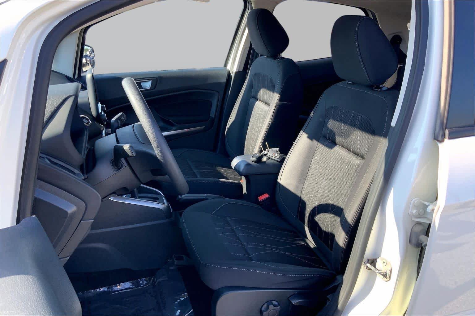 Used 2022 Diamond White Ford SE image 8