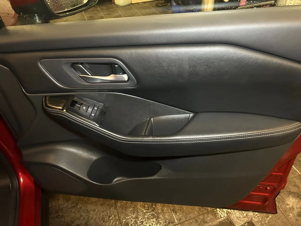 Used 2025 Scarlet Nissan SV image 17