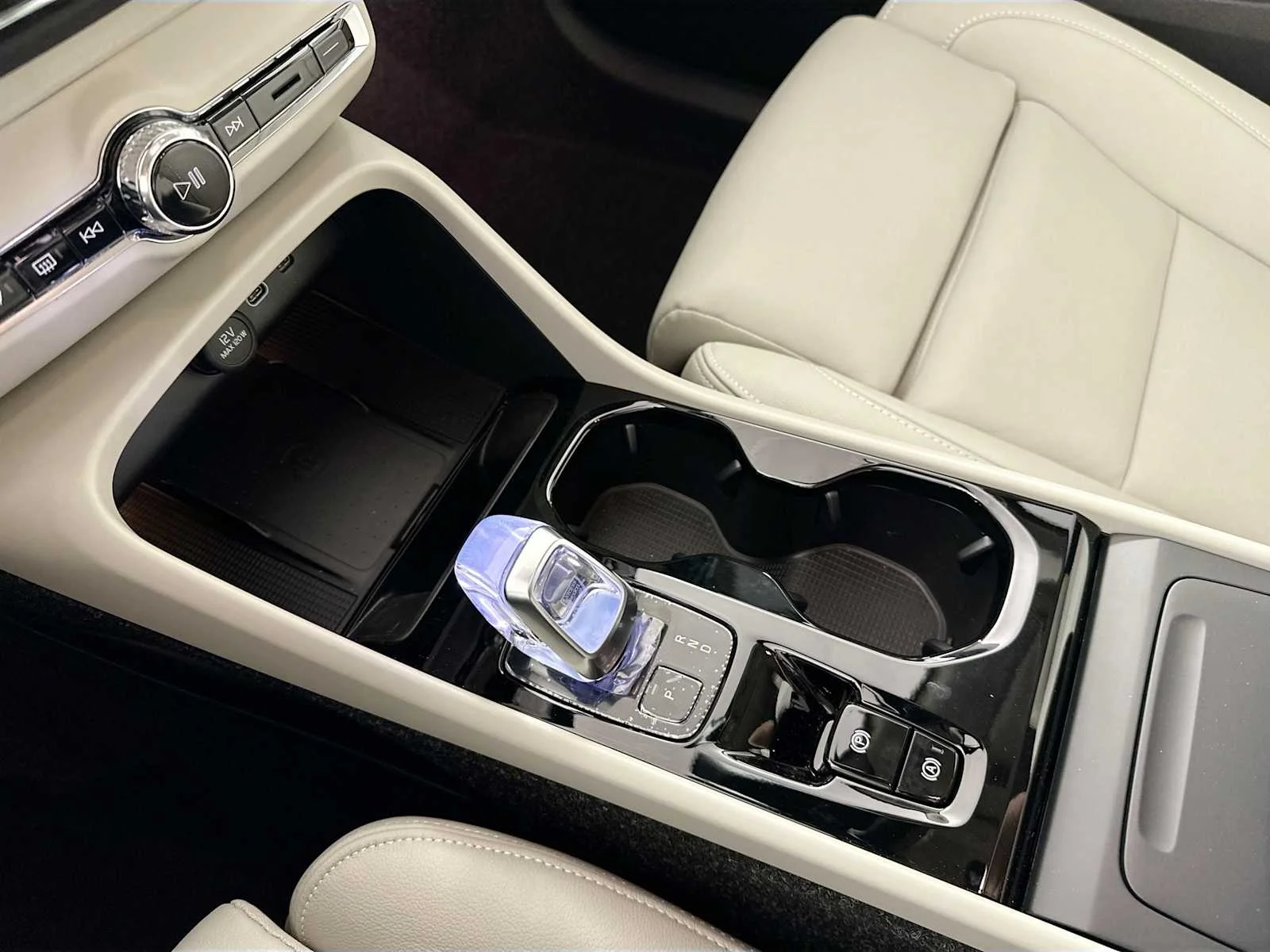 2025 Volvo XC40 Ultra - Photo 15