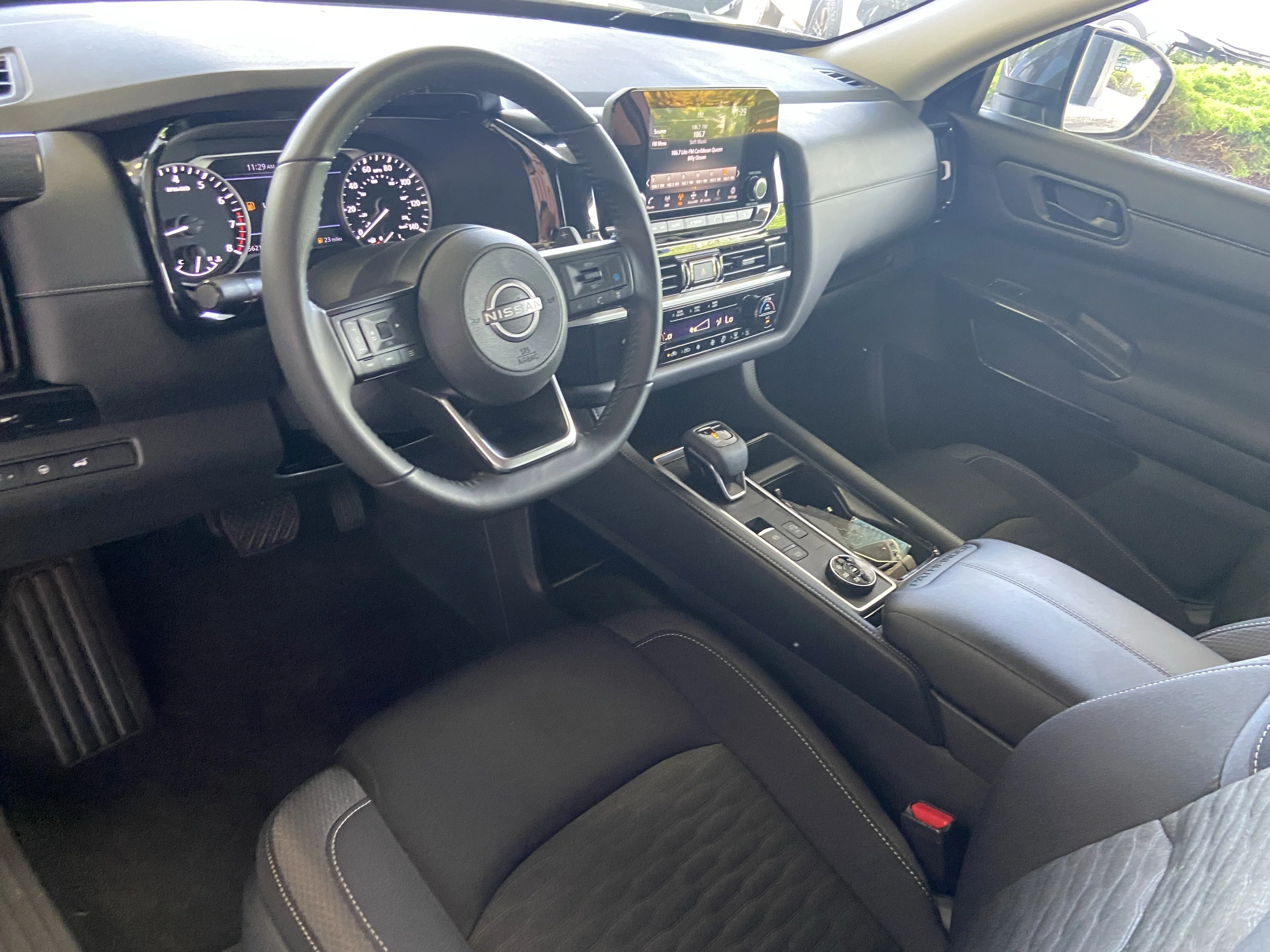 2025 Nissan Pathfinder SV - Photo 24