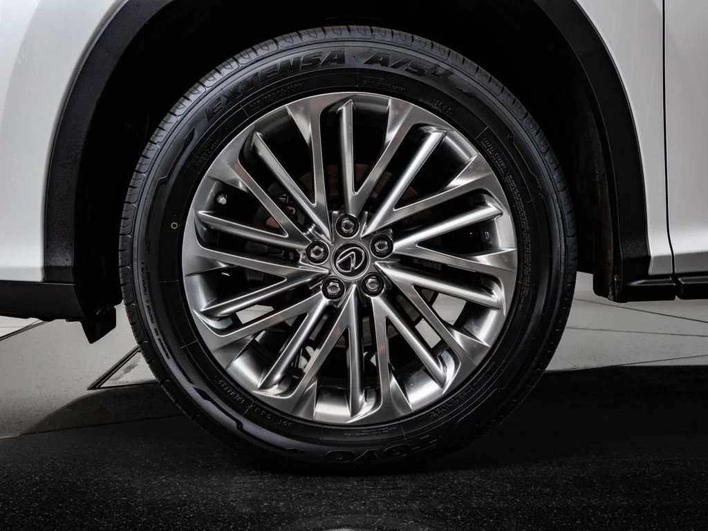 Used 2022 White Pearl Lexus 450hL Luxury image 13