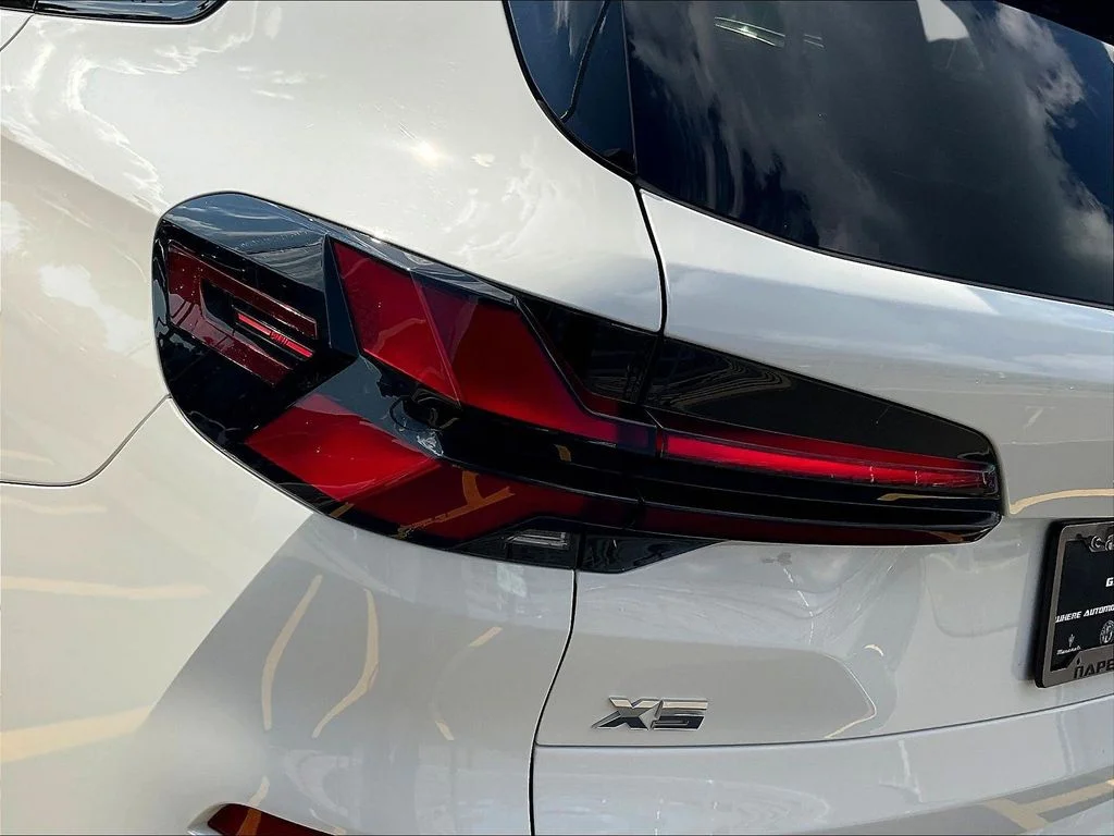 Used 2025 Alpine White BMW M60i image 22