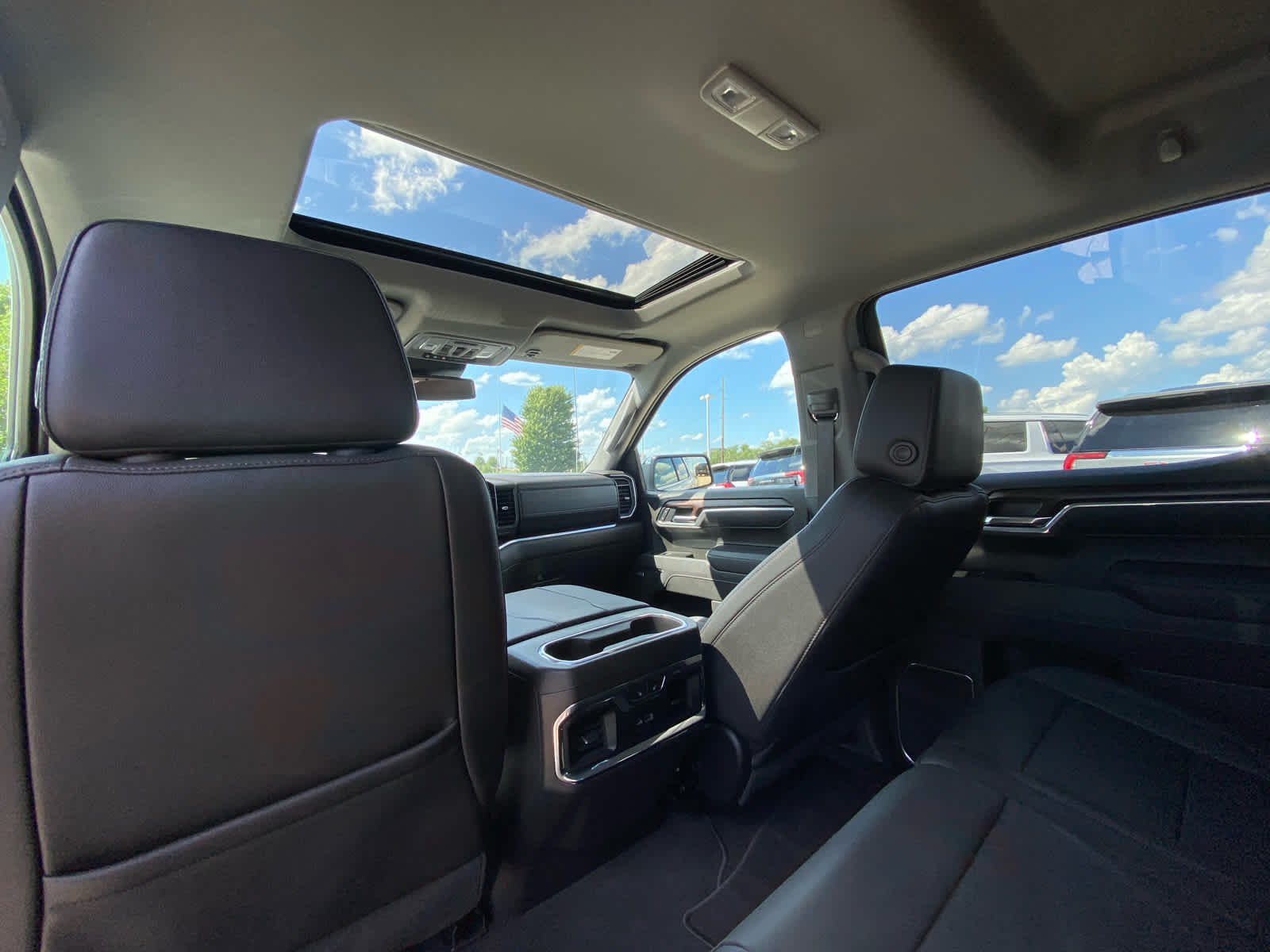 Used 2025 White Frost Tricoat GMC SLT image 24