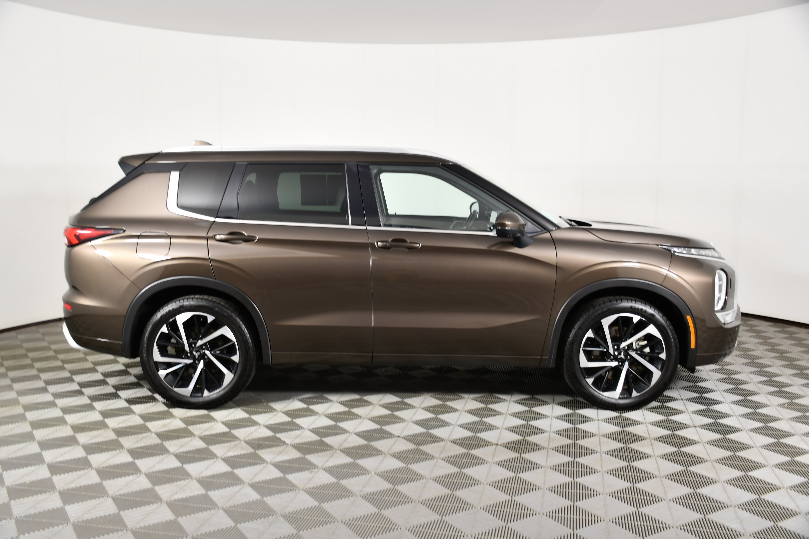 Used 2022 Deep Bronze Metallic Mitsubishi SEL image 5