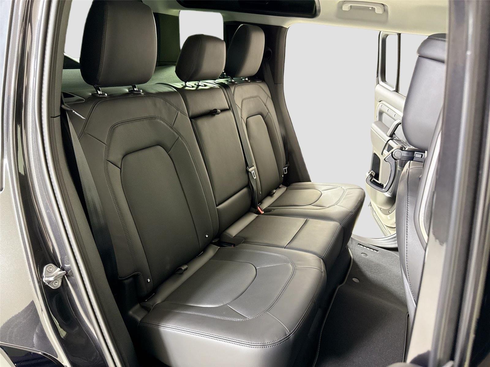Used 2026 Carpathian Grey Premium Metallic Land Rover X-Dynamic SE | Urban Widetrack Build image 26