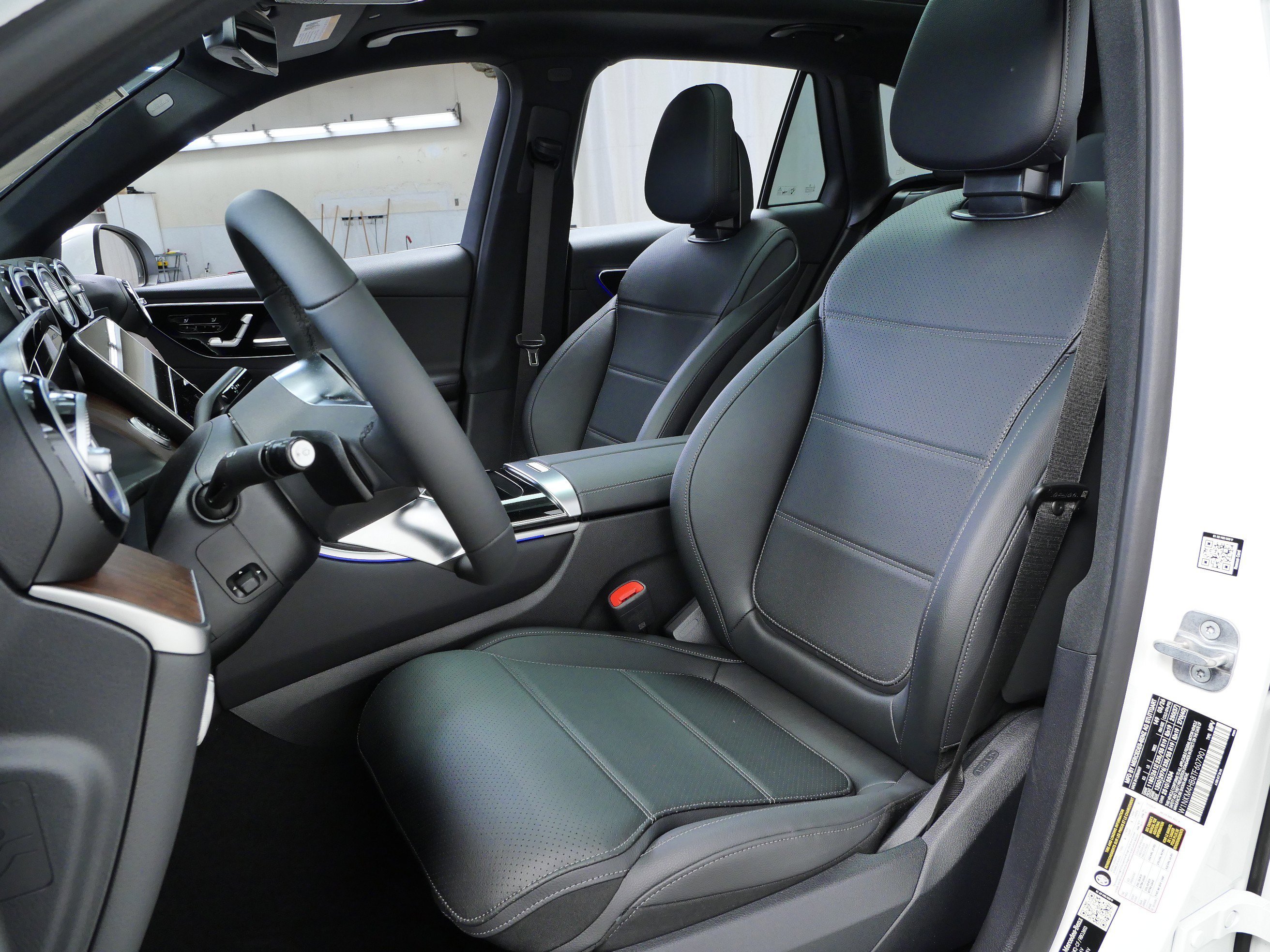 New 2026 Polar White Mercedes-Benz GLC 300 image 2