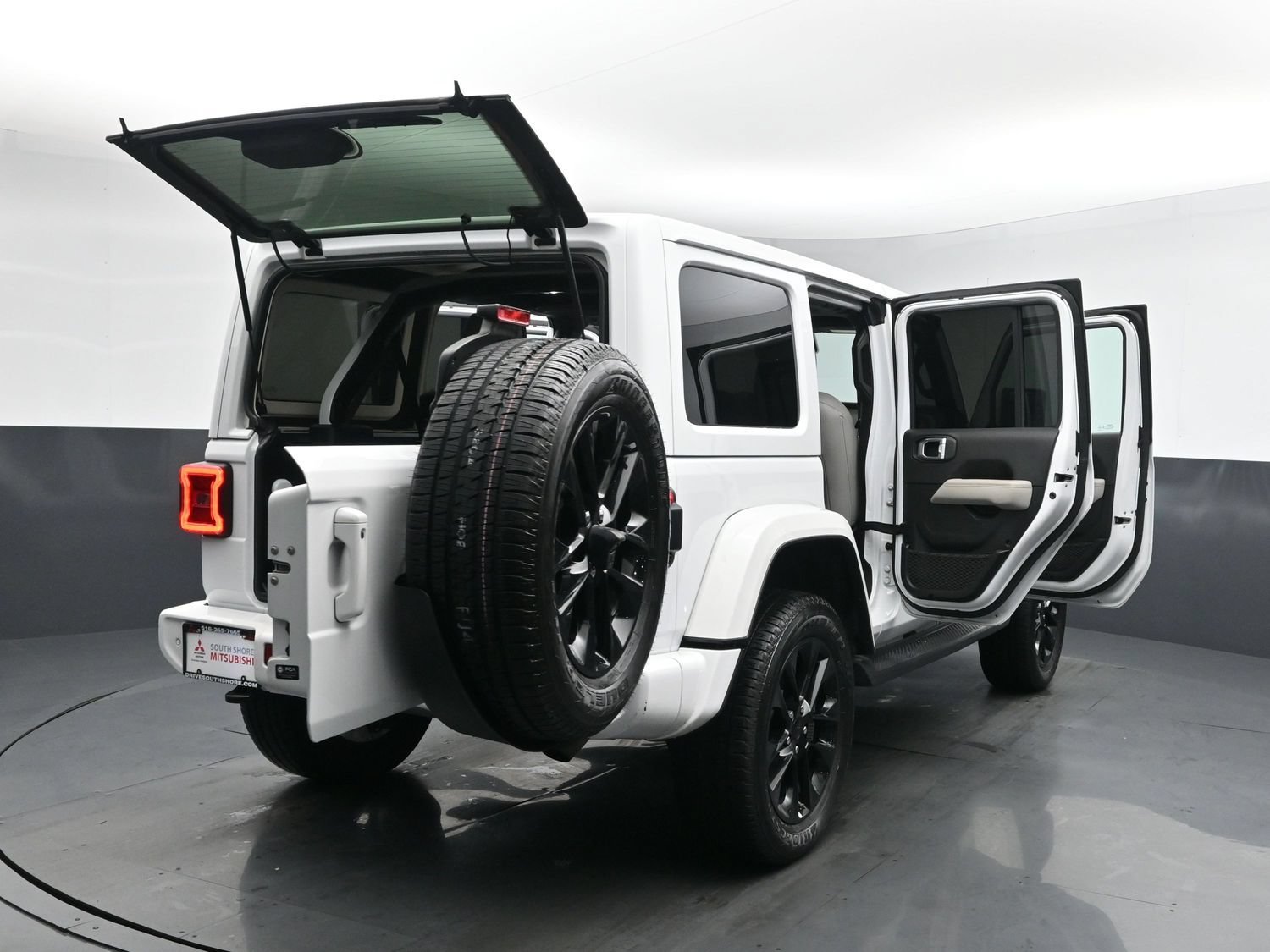 Used 2022 Bright White Clearcoat Jeep Unlimited High Altitude image 30