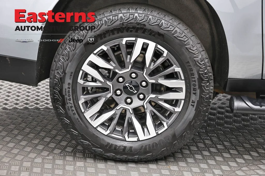 Used 2025 Gray Chevrolet Z71 image 32