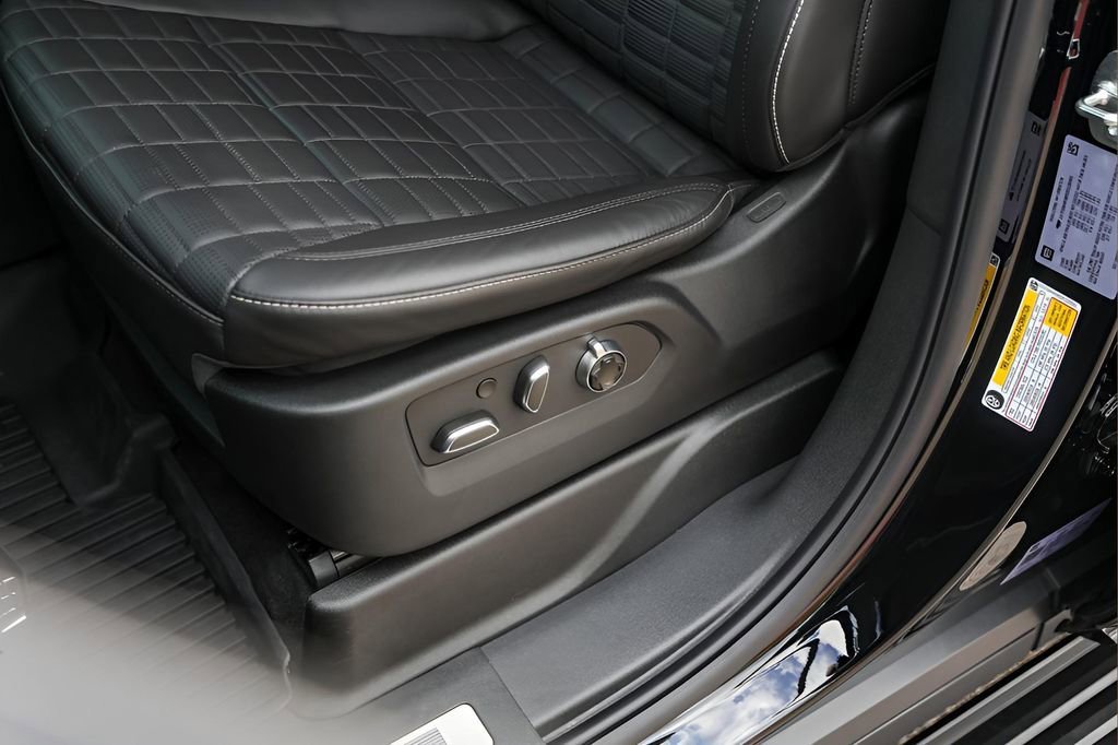 2025 Cadillac Escalade V-Series - Photo 8