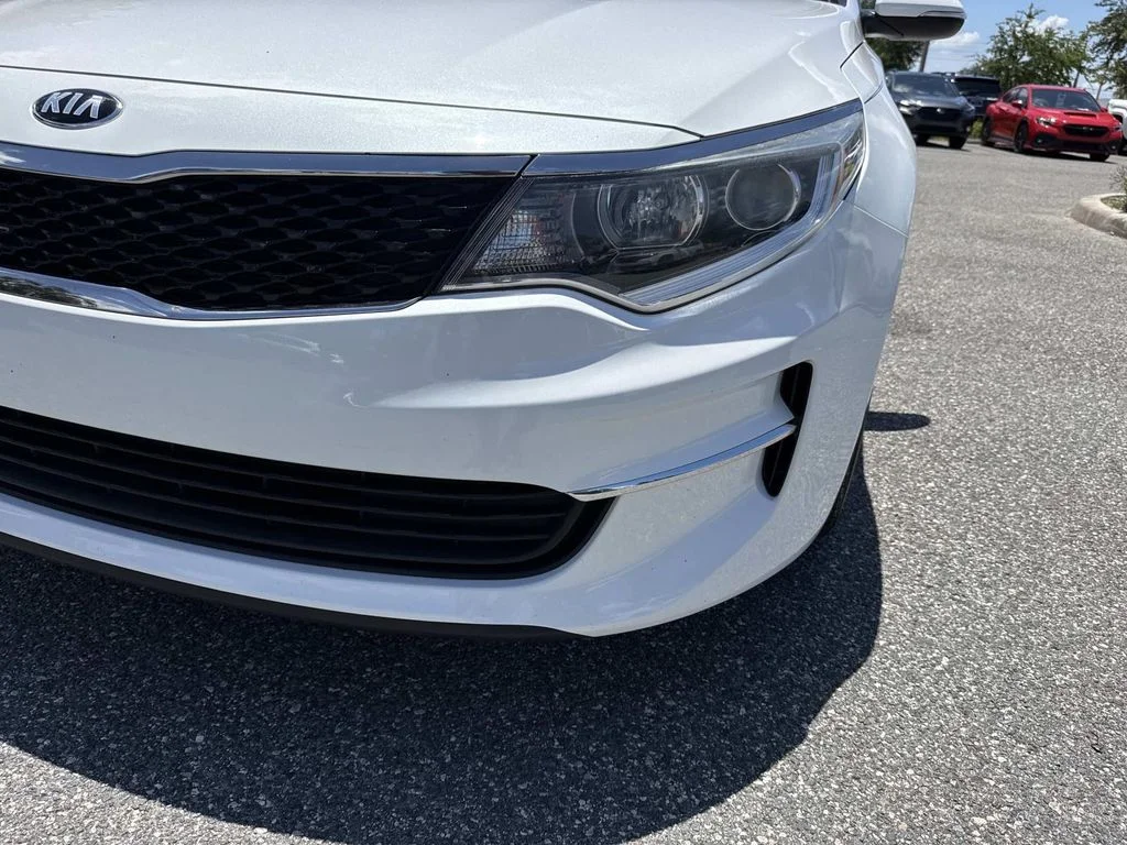 Used 2018 White Kia LX image 10