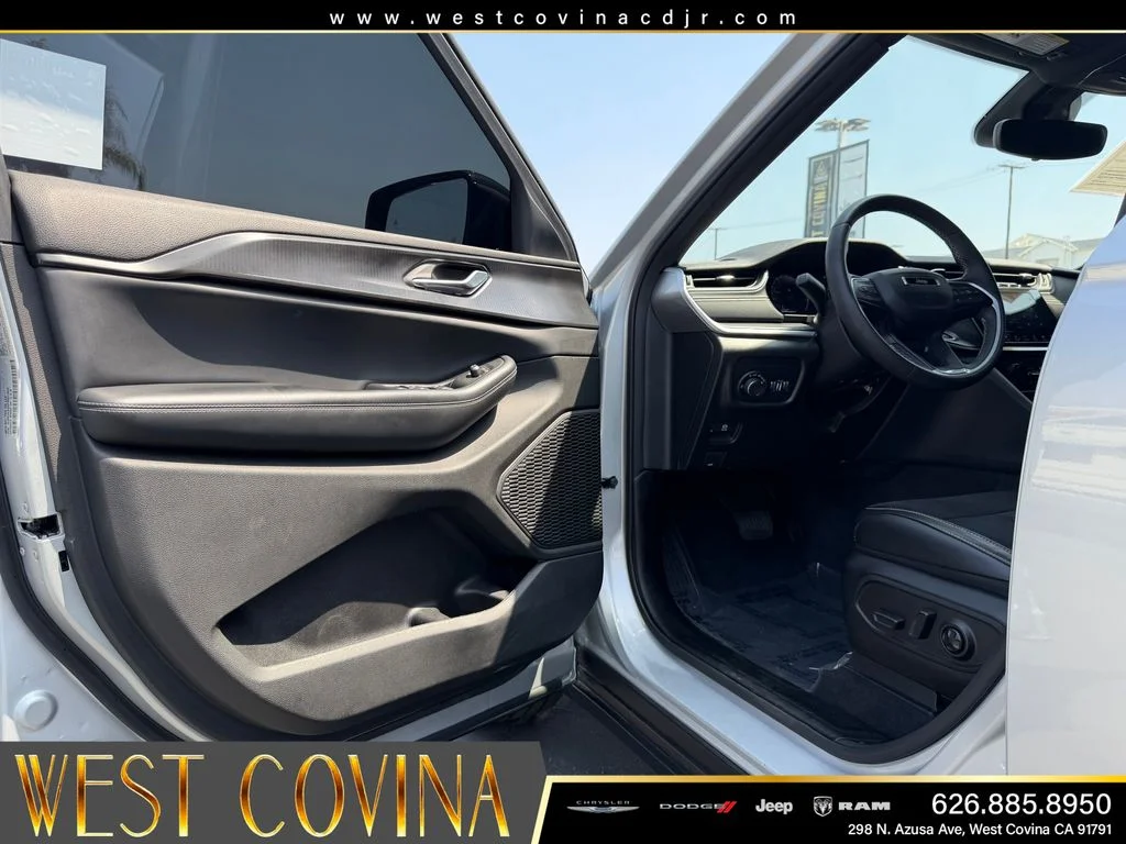 Used 2023 Silver Jeep Altitude image 12