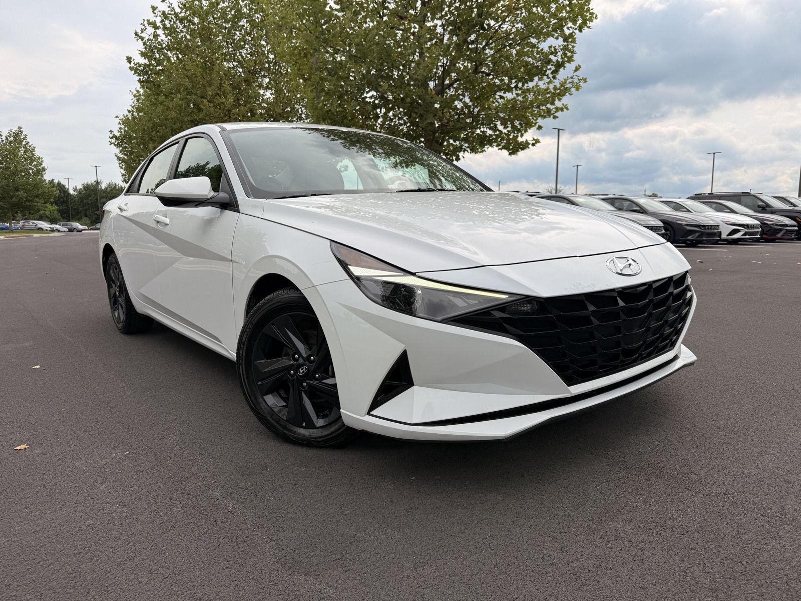 Used 2022 Quartz White Hyundai SEL image 1