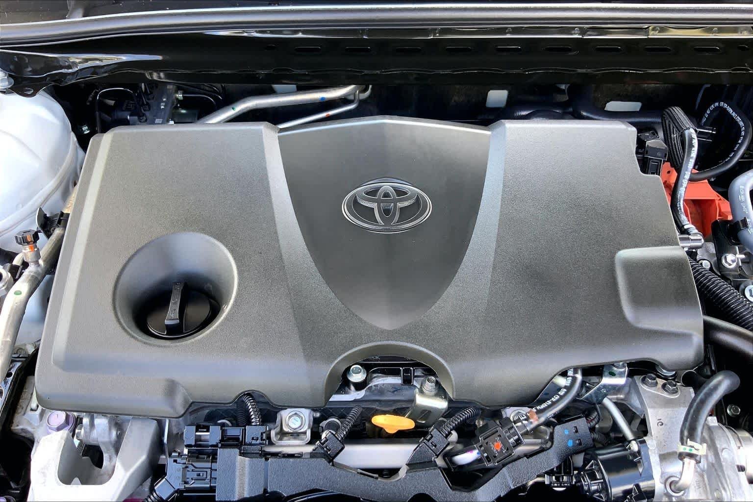 Used 2025 Ice Cap Toyota LE image 32