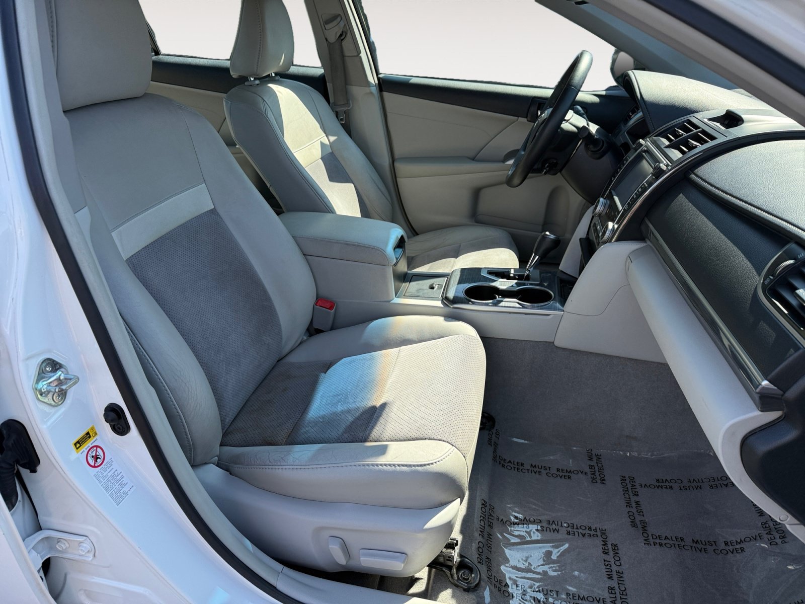 Used 2014 Super White Toyota XLE image 19