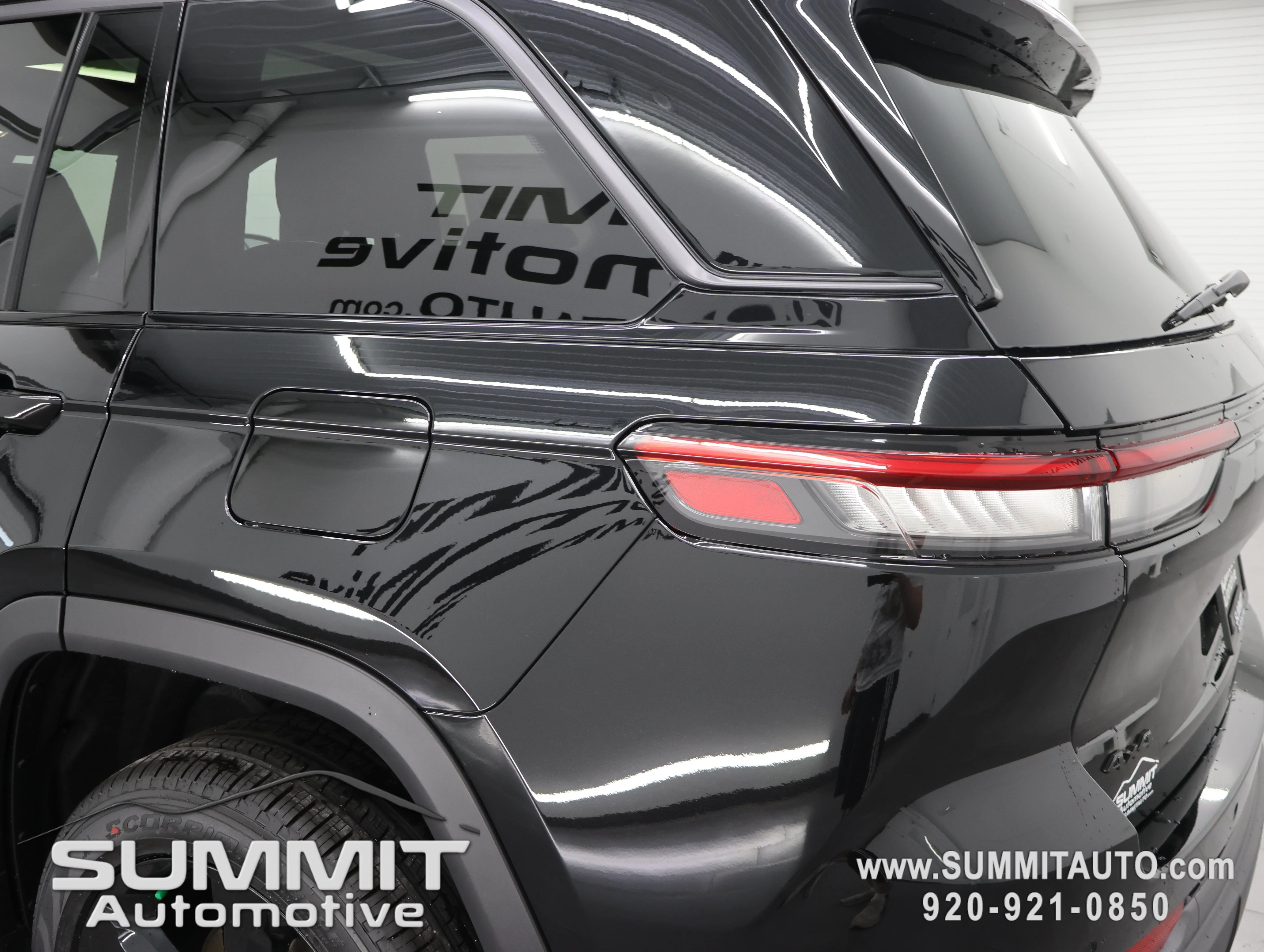 New 2026 Diamond Black Crystal Pearlcoat Jeep Limited image 37