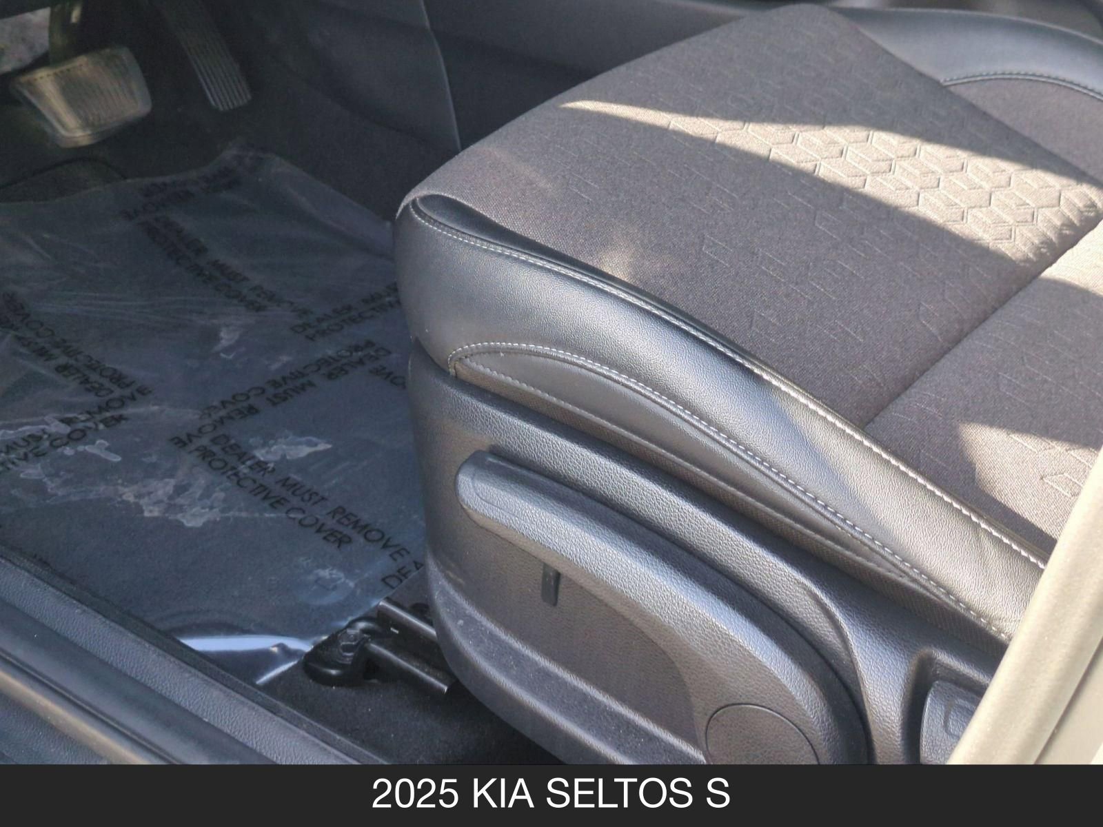 2025 Kia Seltos S - Photo 15