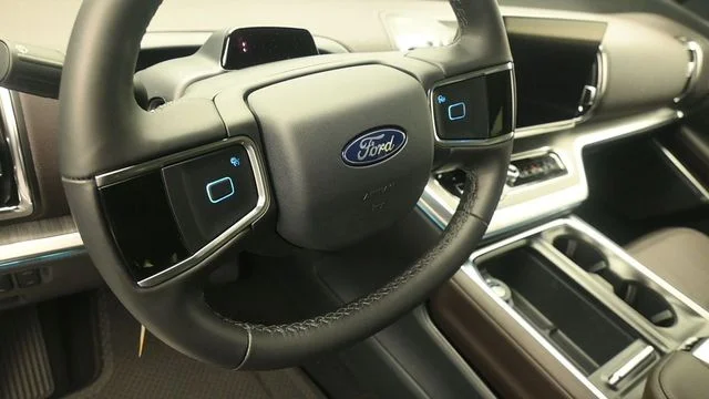 New 2026 Star White Metallic Tri-Coat Ford Platinum® image 16
