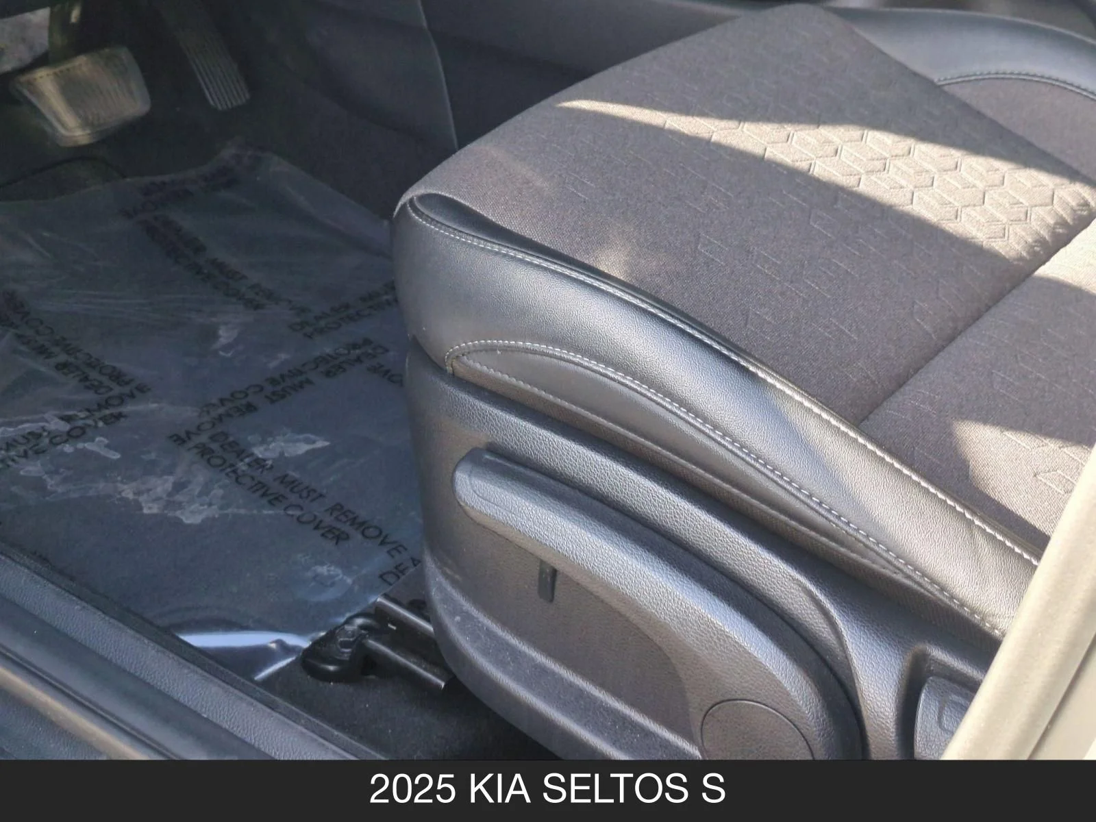 2025 Kia Seltos S - Photo 15