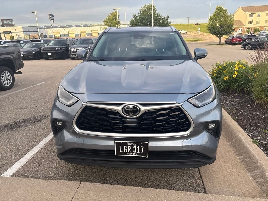 Used 2021  Toyota XLE image 4