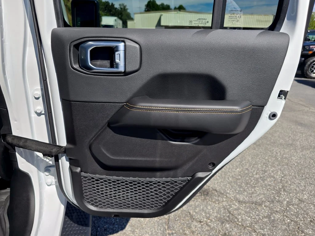 New 2027 White/off-white Jeep Sahara image 38