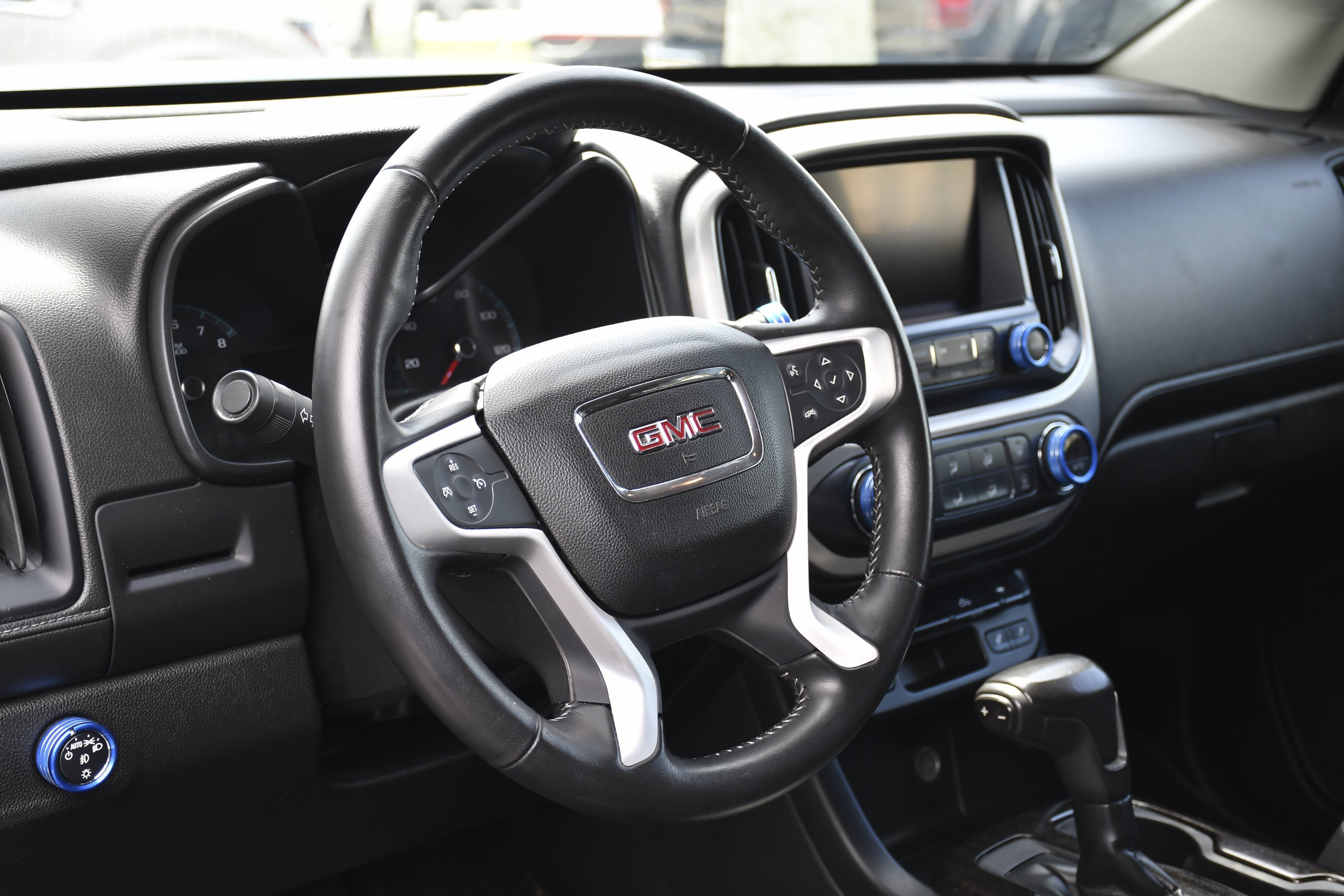 Used 2018 Satin Steel Metallic GMC 2WD SLT image 20