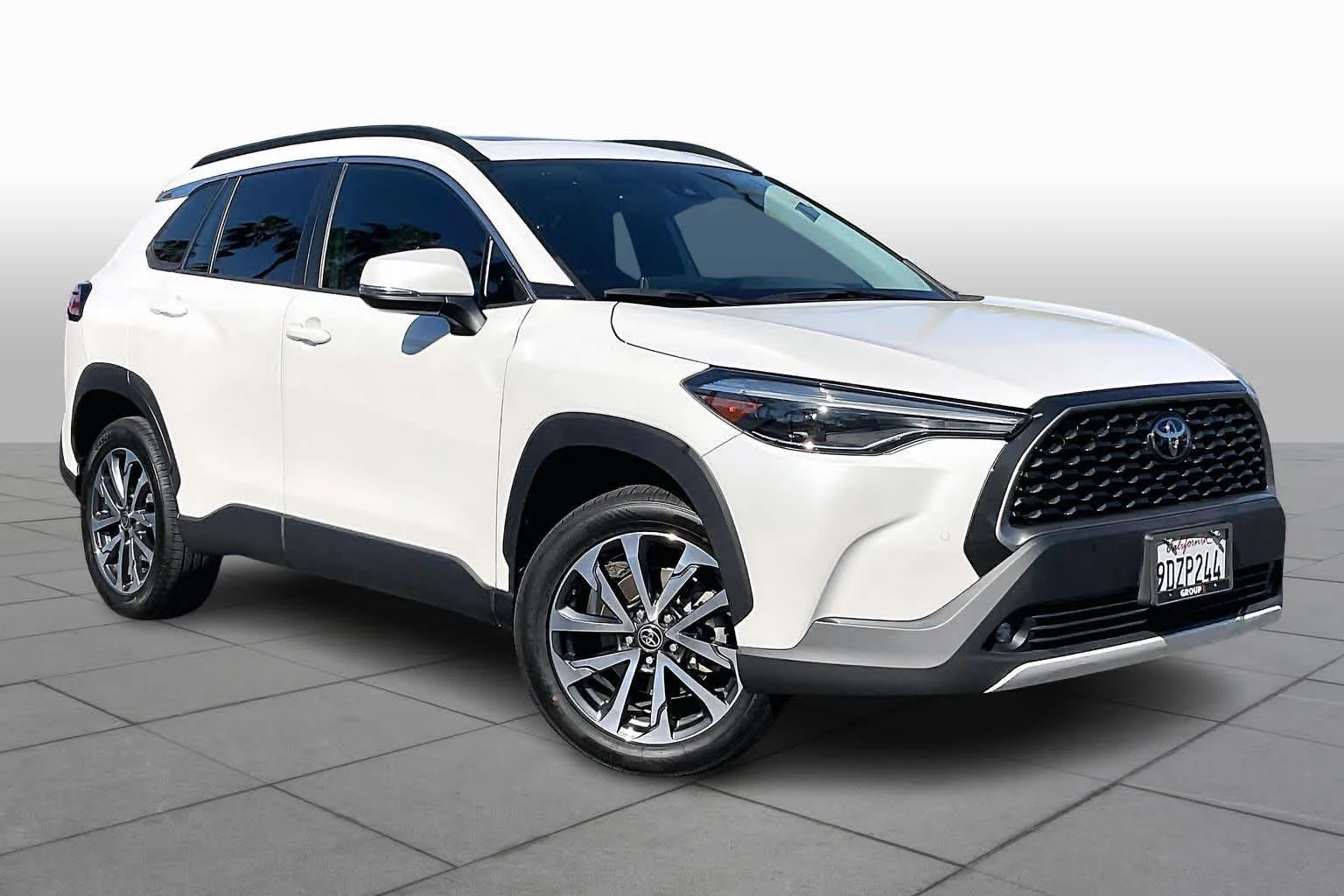 Used 2022 Wind Chill Pearl Toyota XLE image 2