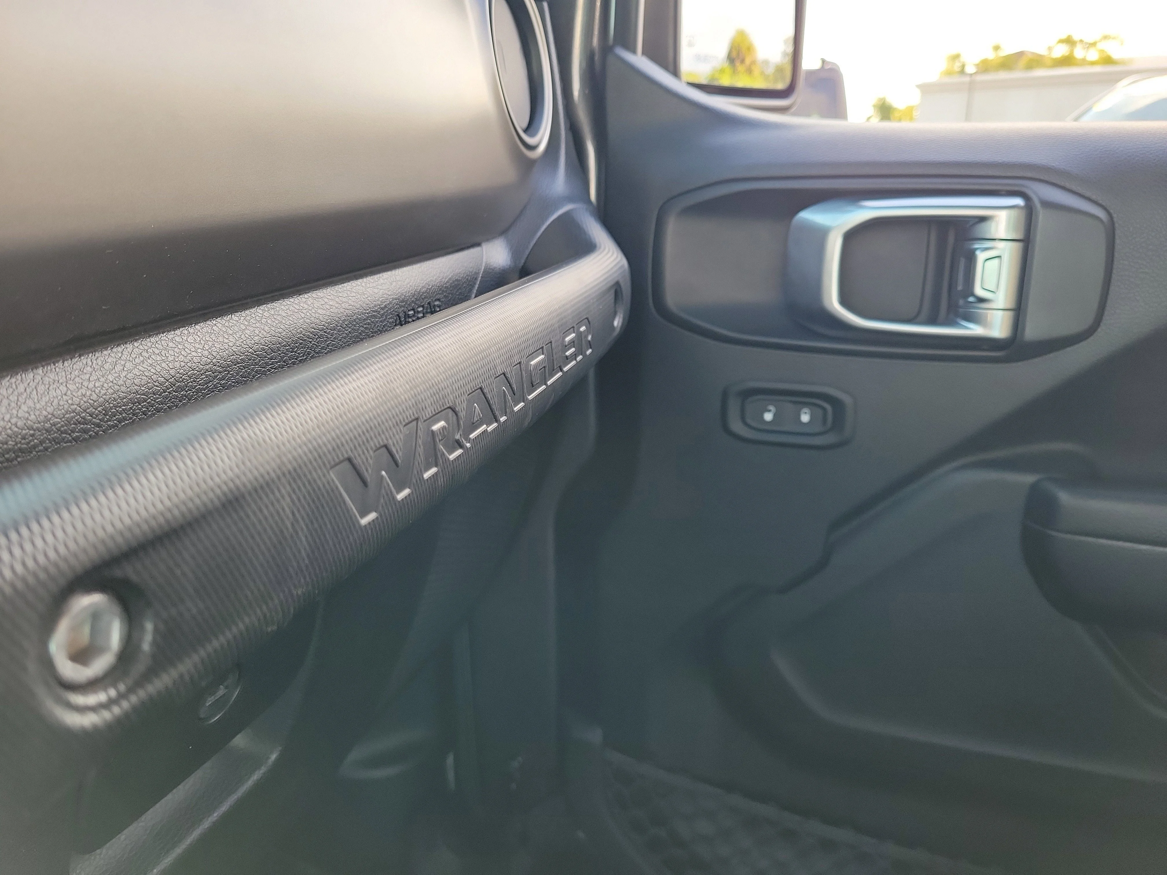 Used 2020 Granite Crystal Metallic Clearcoat Jeep Sport S image 30