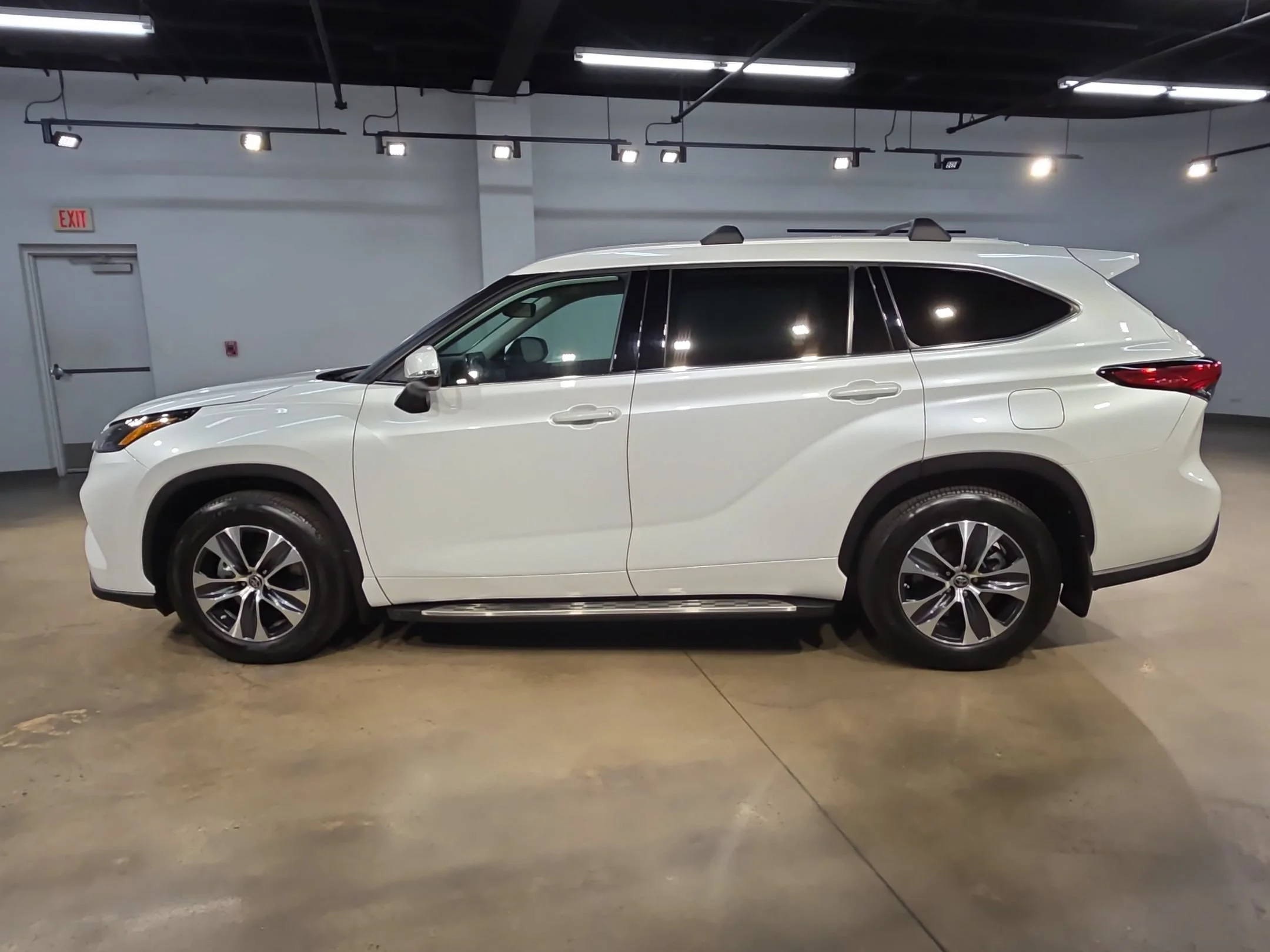 Used 2022 Wind Chill Pearl Toyota XLE image 4
