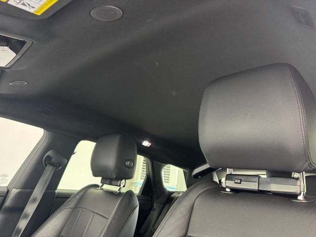 Used 2023 Fuji White Land Rover Dynamic image 5