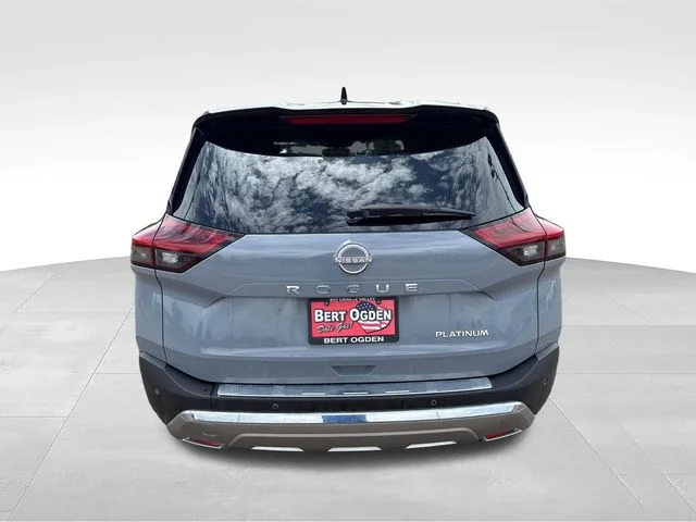 Used 2022 Gray Nissan Platinum image 7