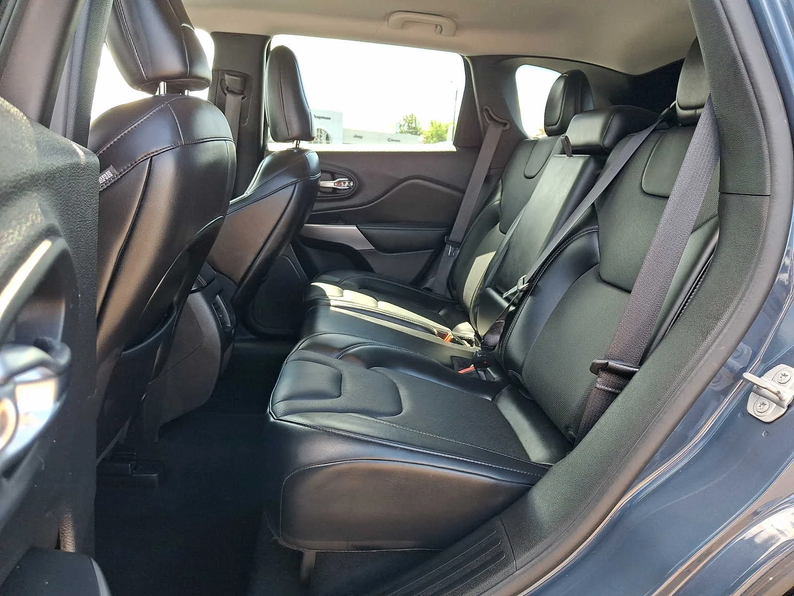 Used 2021 Slate Blue Pearlcoat Jeep Latitude Lux image 10