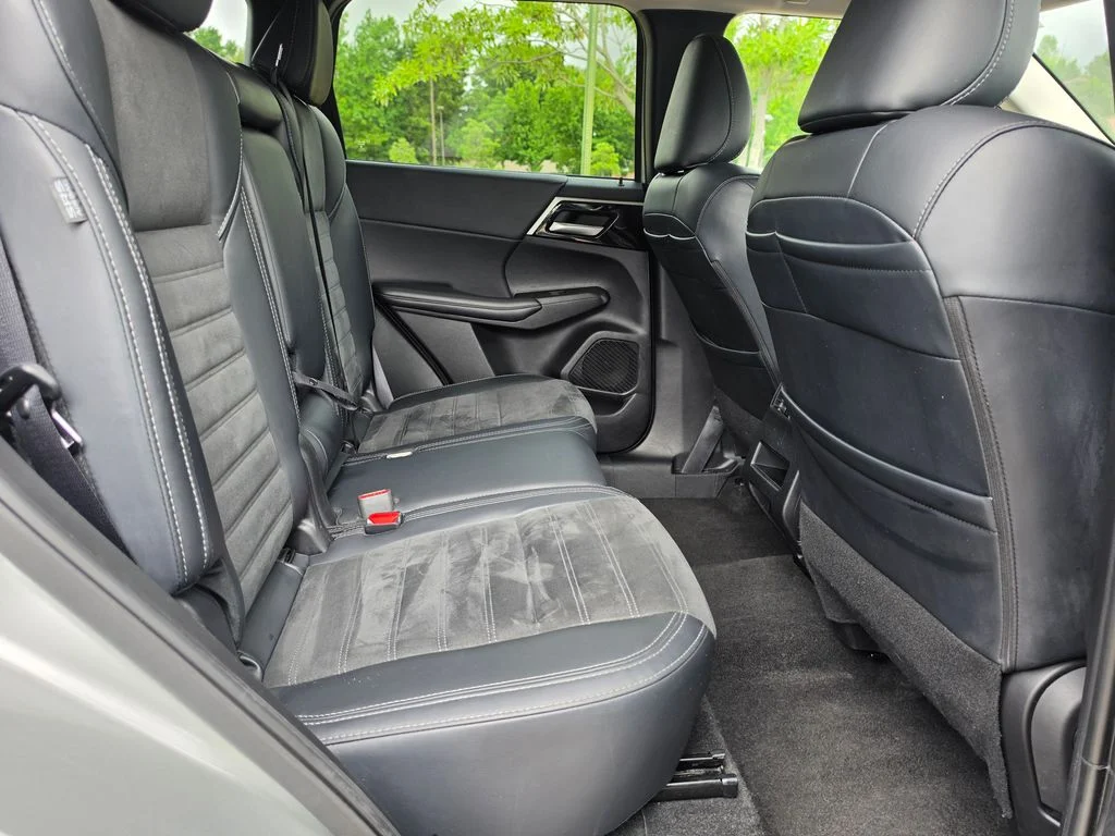 Used 2024  Mitsubishi SE image 31
