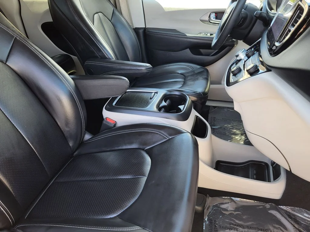 Used 2023 White Chrysler Touring L image 11