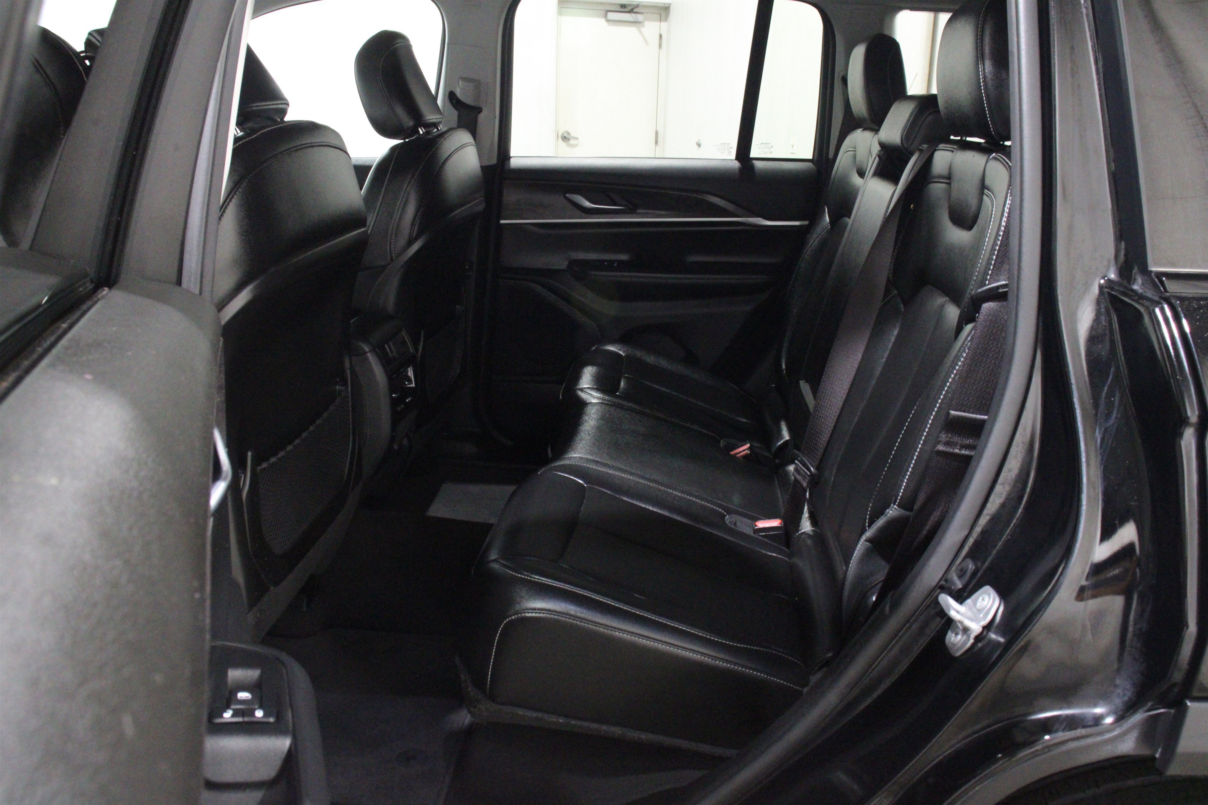 Used 2023 Diamond Black Crystal Pearlcoat Jeep Limited image 23