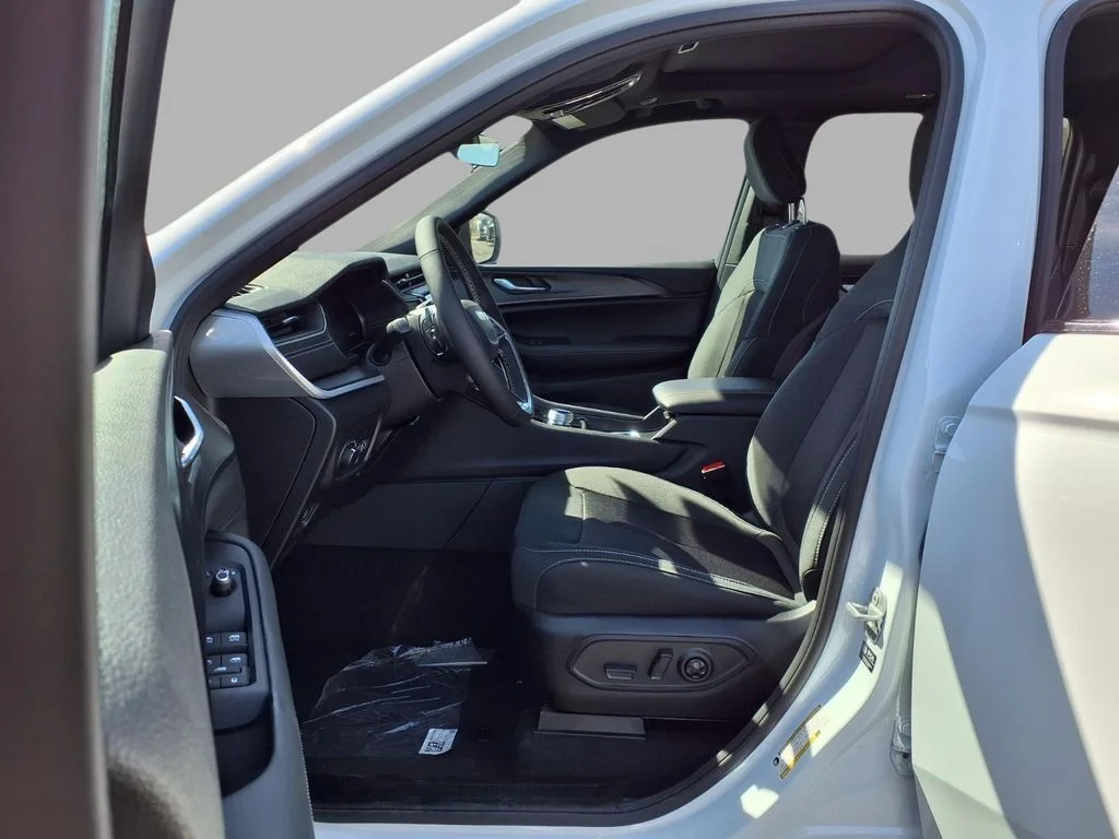 New 2026 Bright White Clear-Coat Exterior Paint Jeep Laredo X image 22