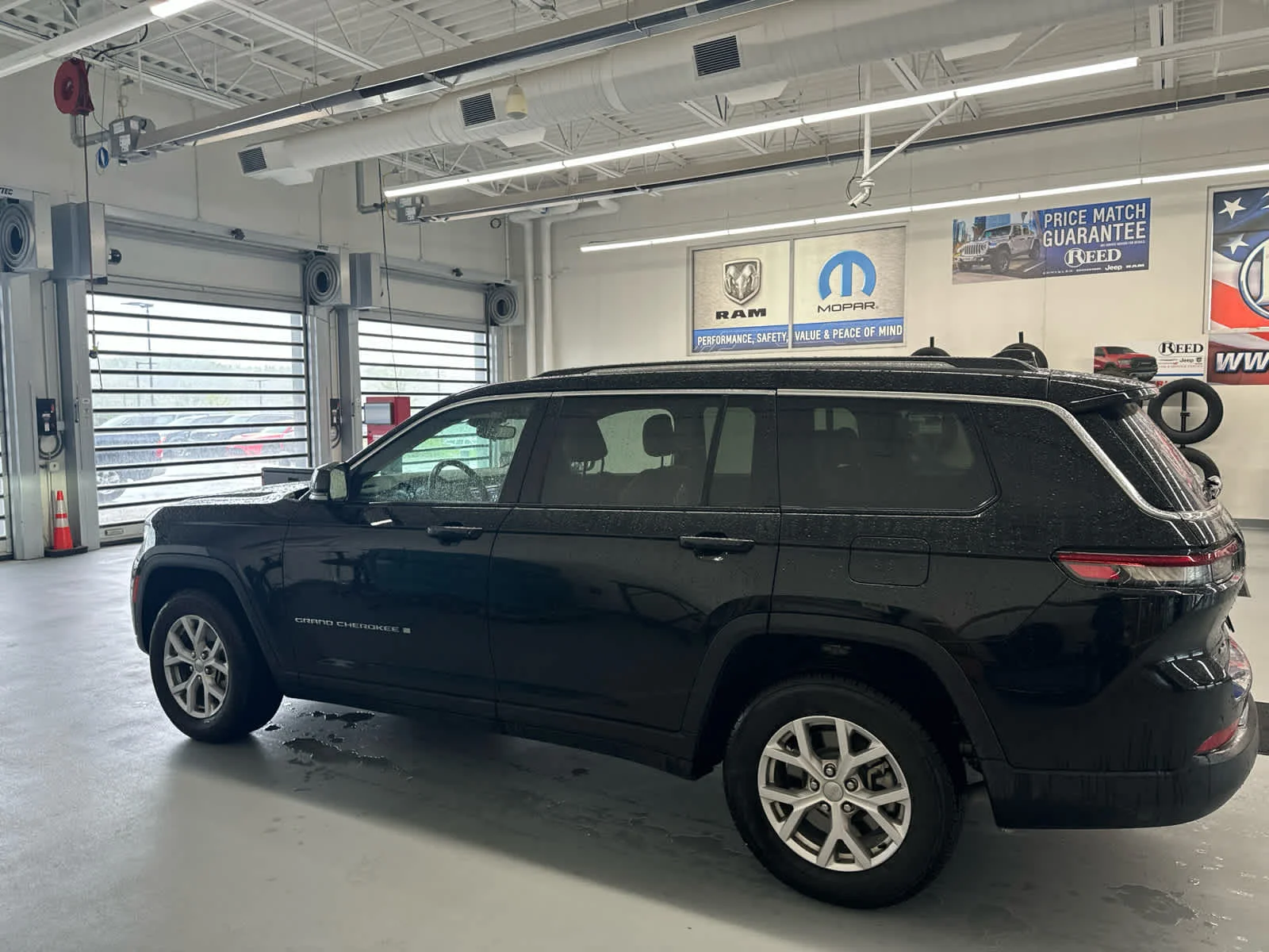Used 2021 Diamond Black Crystal Pearlcoat Jeep Limited image 8