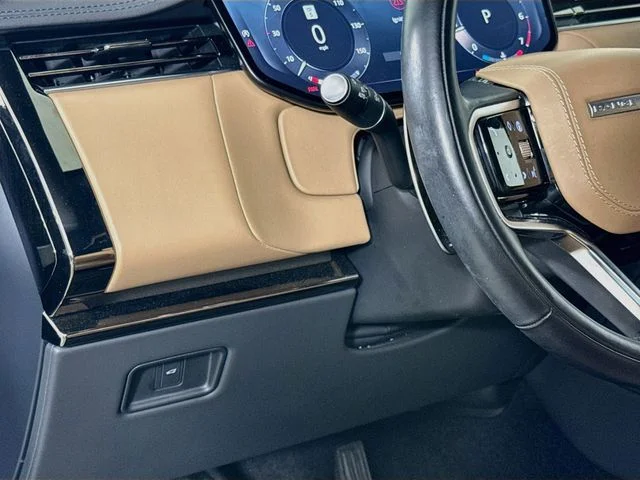 Used 2024 Blue Land Rover SE image 10