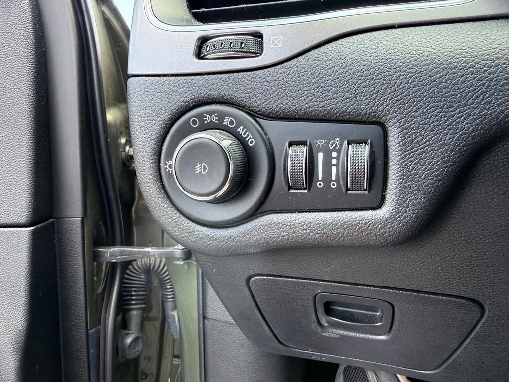 Used 2021 Green Jeep Latitude Lux image 36